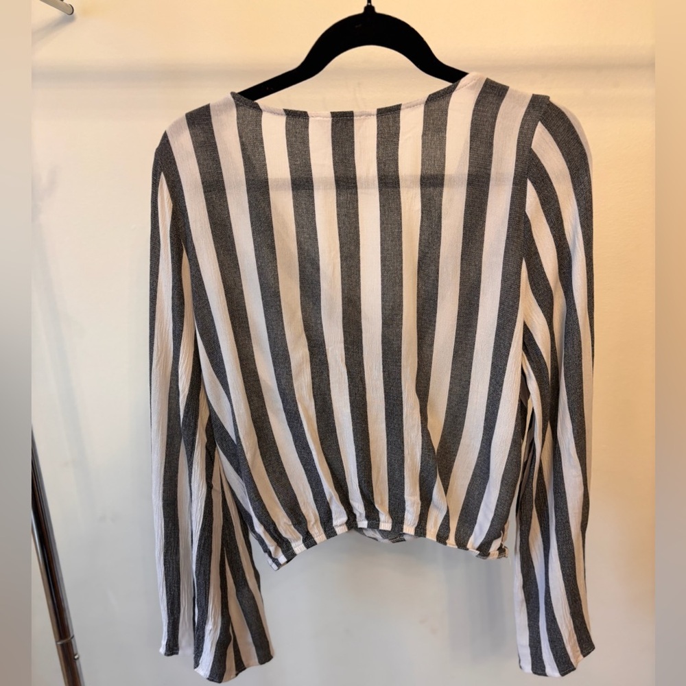 Sadie & Sage Black and White Striped V-Neck Long Sleeve Top - Picture 4 of 6